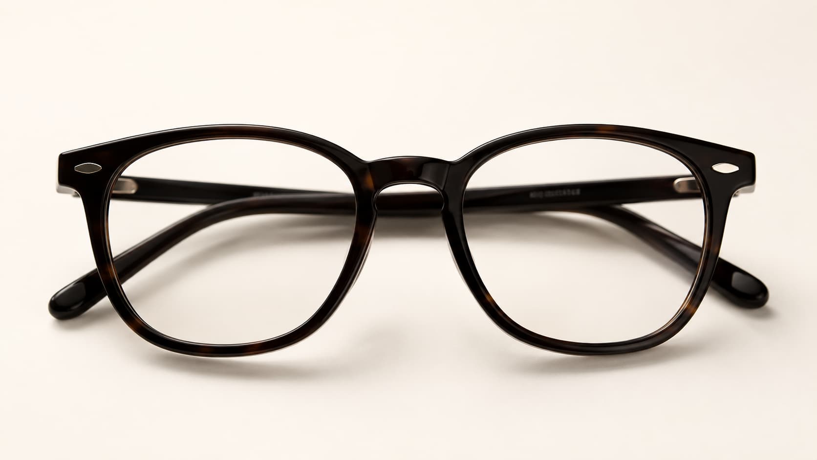 Full-rim acetate glasses in a tortoiseshell pattern