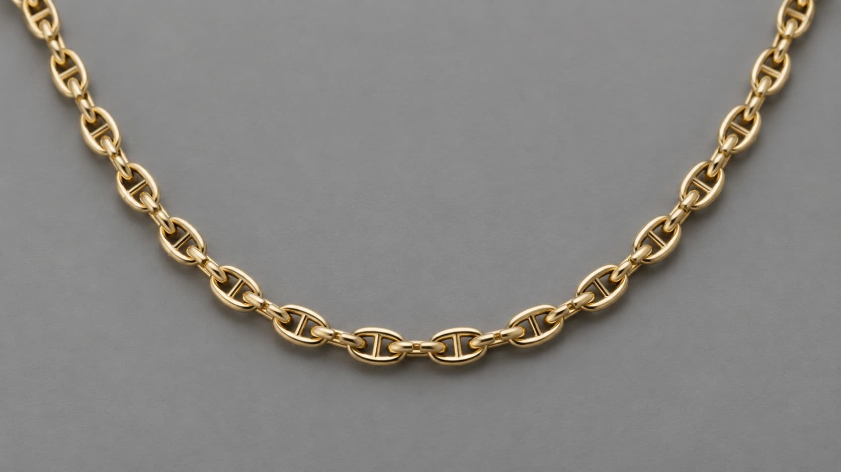 Gold mariner chain necklace with oval links reinforced by a center bar