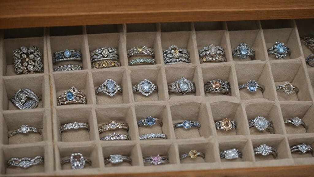 Proper jewelry storage with separated compartments preventing odor development and cross-contamination between metals