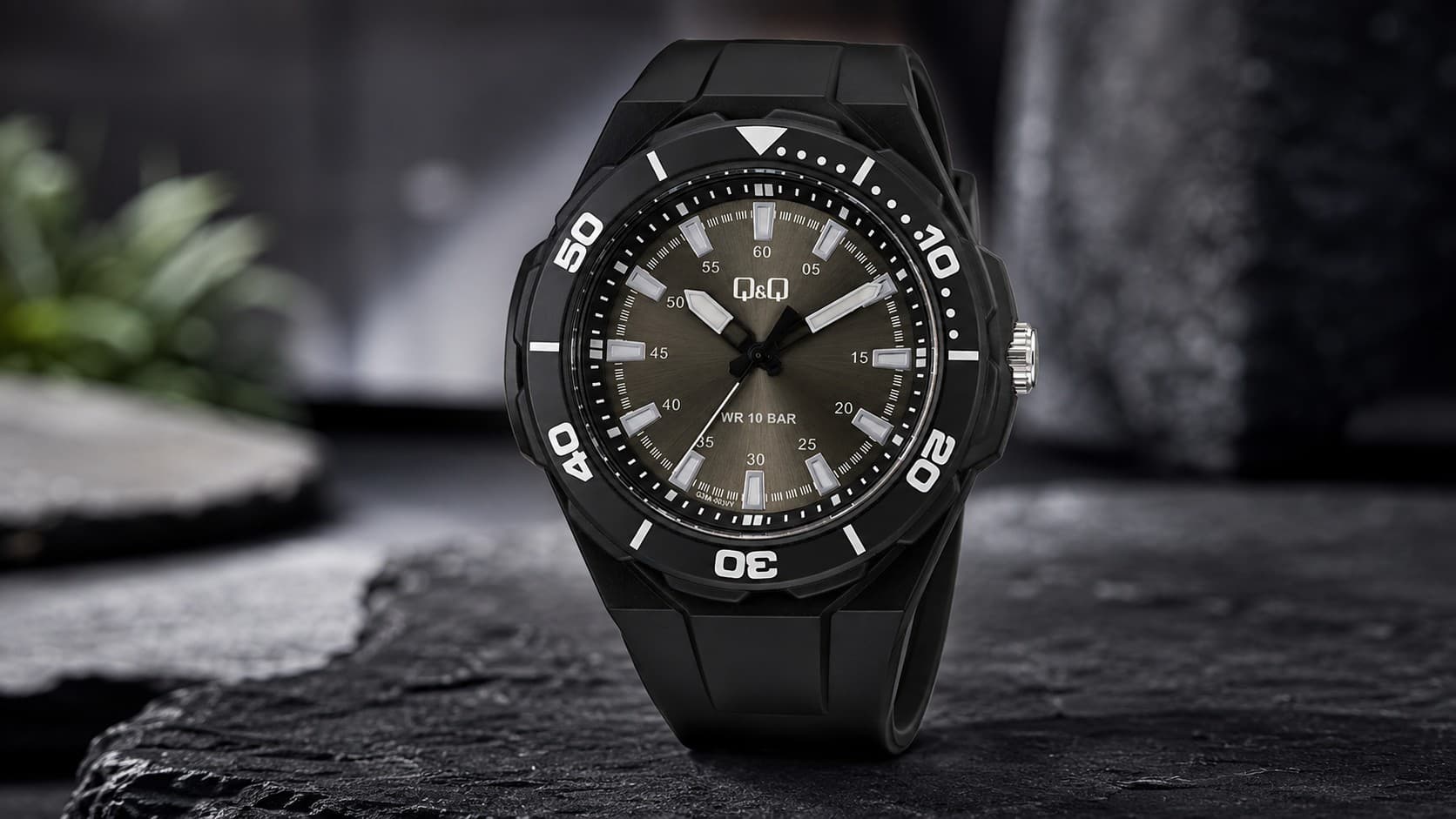 Q&Q G39A-003VY black dive-style watch with 10 bar water resistance