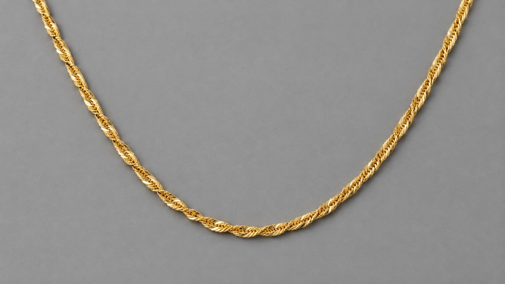 Gold Singapore chain necklace with twisted diamond-cut links